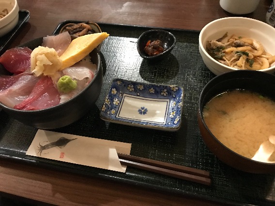 紅谷町　魚屋　魚八　海鮮丼